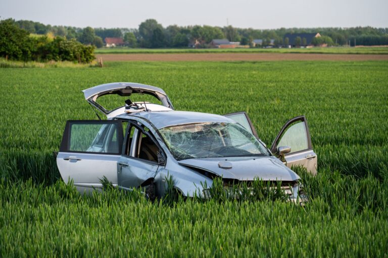 Bestuurder met spoed naar ziekenhuis nadat auto over de kop slaat