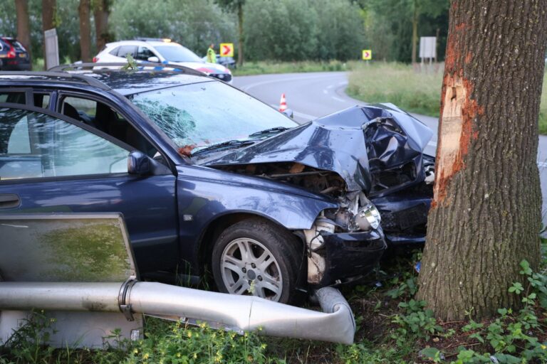 Auto vliegt uit bocht en botst tegen boom