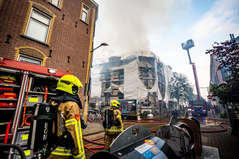 Uitslaande gebouwbrand in woonwijk