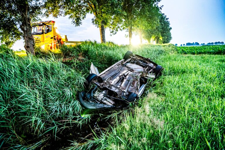 Dode bij auto te water, gewonde naar ziekenhuis