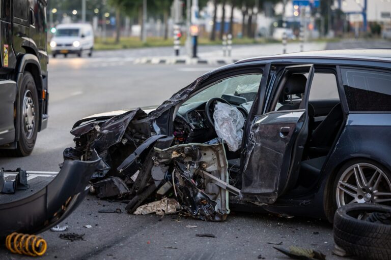 Veel schade na botsing tussen auto’s en vrachtwagen