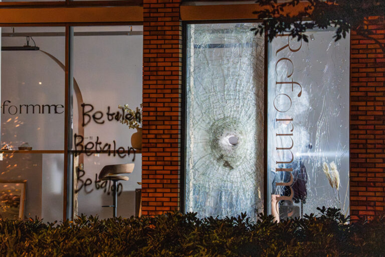 Opnieuw explosie bij pilatesstudio, ook dreigende tekst op ruit