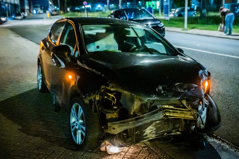 Veel schade op kruising na voorrangsfout in Arnhem