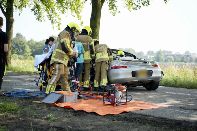 Bestuurder bekneld na eenzijdig ongeval