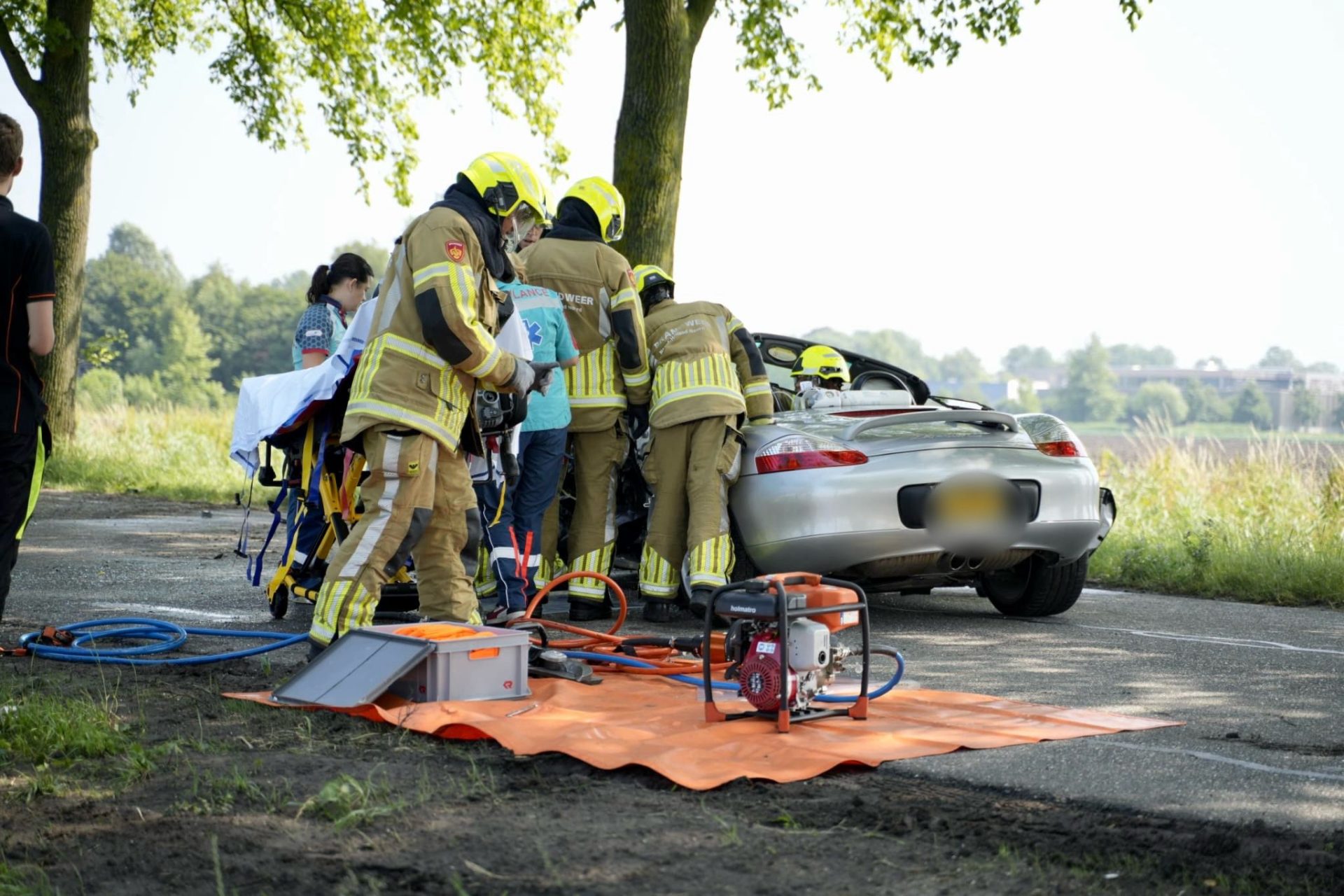Bestuurder bekneld na eenzijdig ongeval