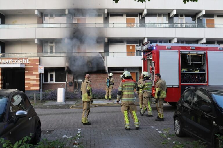 Brand verwoest flatwoning, woning onbewoonbaar