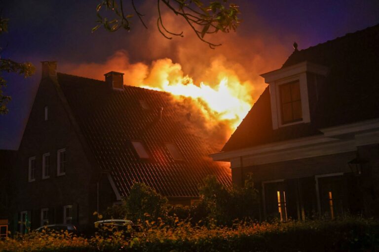 Grote uitslaande woningbrand na harde knal