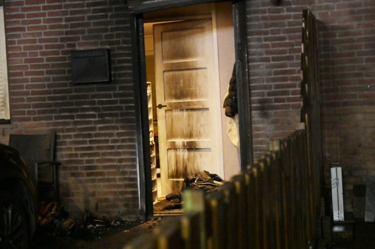 Na harde knal breekt er brand uit bij woning