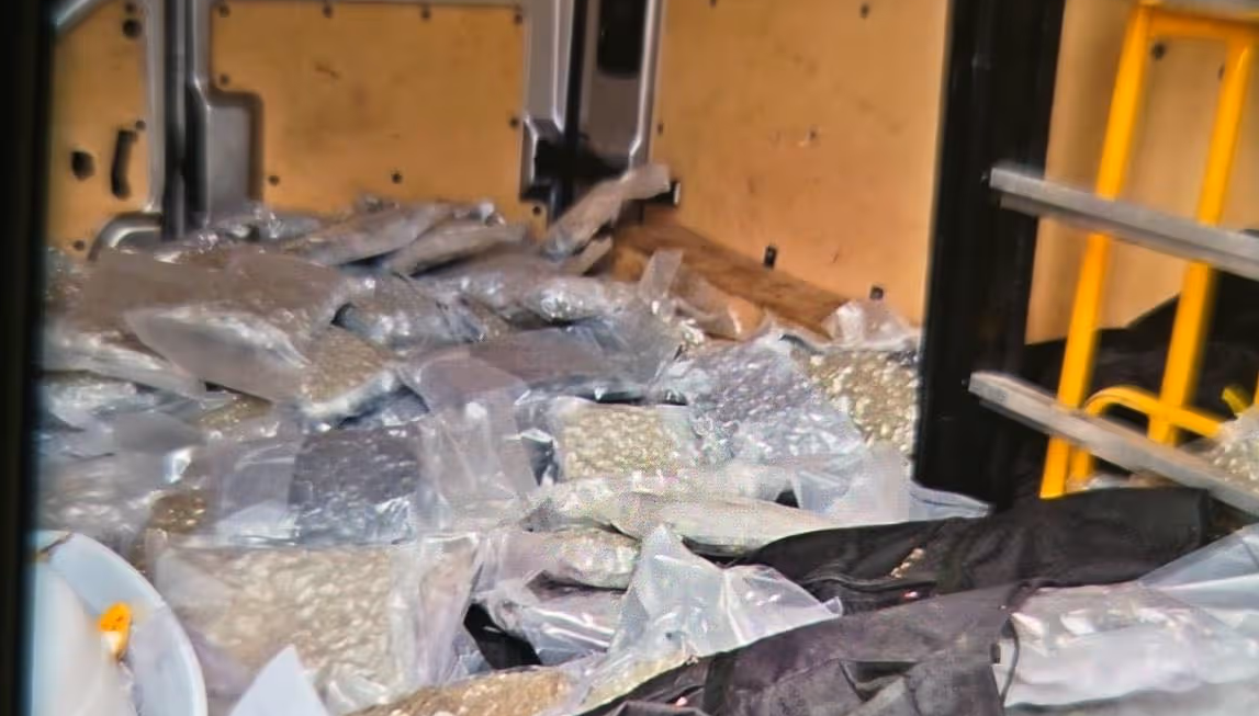 Ruim 500 kilo drugs aangetroffen in bestelbus op sleepwagen