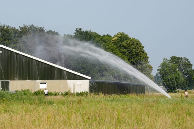 Brandweer helpt pluimveehouder met koelen van stal vol kuikens