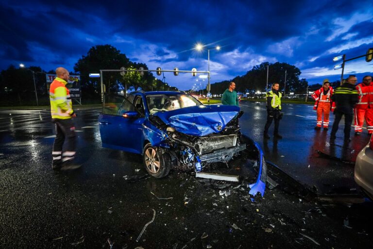 Veel schade na ongeval op kruising in Arnhem