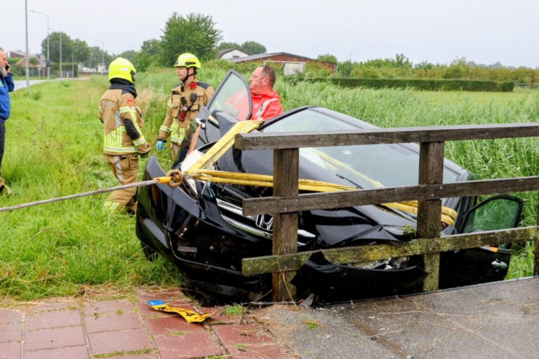 Vrouw botst met auto tegen brug en raakt gewond