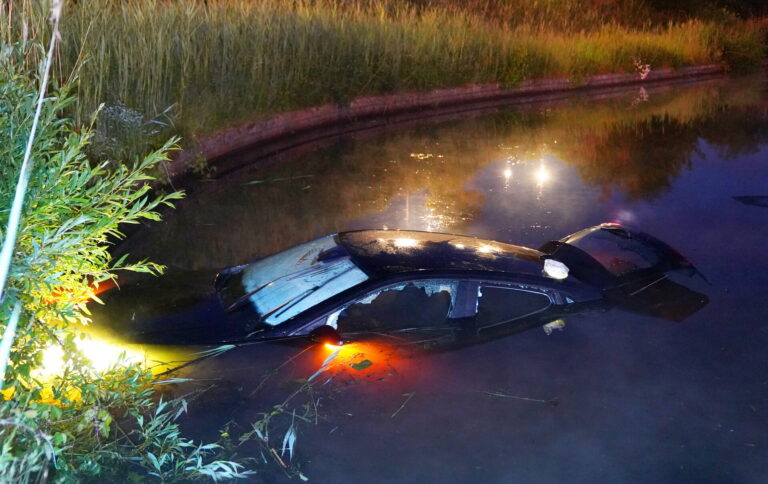 Automobilist verliest macht over stuur en belandt in het water