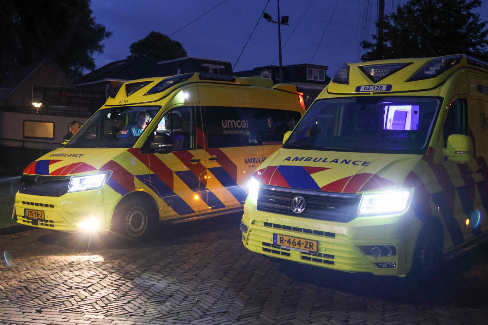 Omstanders redden man uit het water in Heerenveen