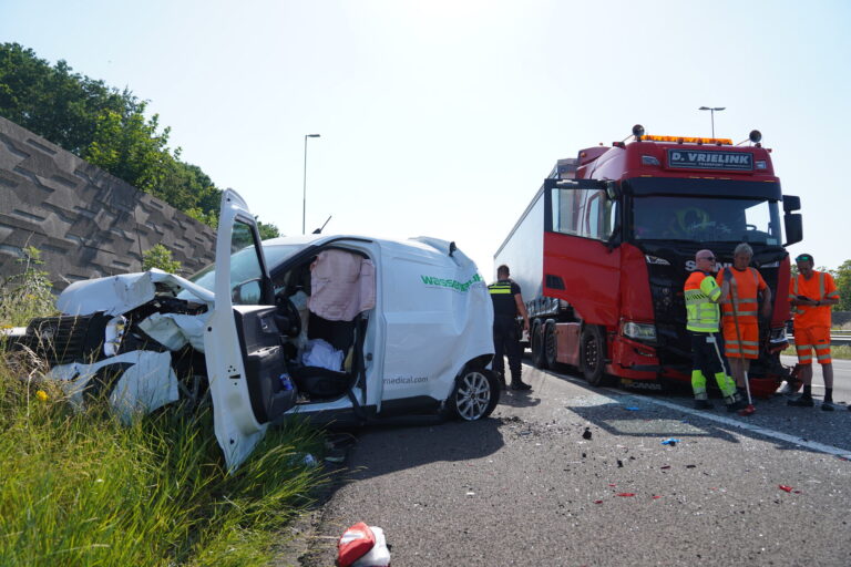 Vrachtwagen rijdt in op file, één zwaargewonde