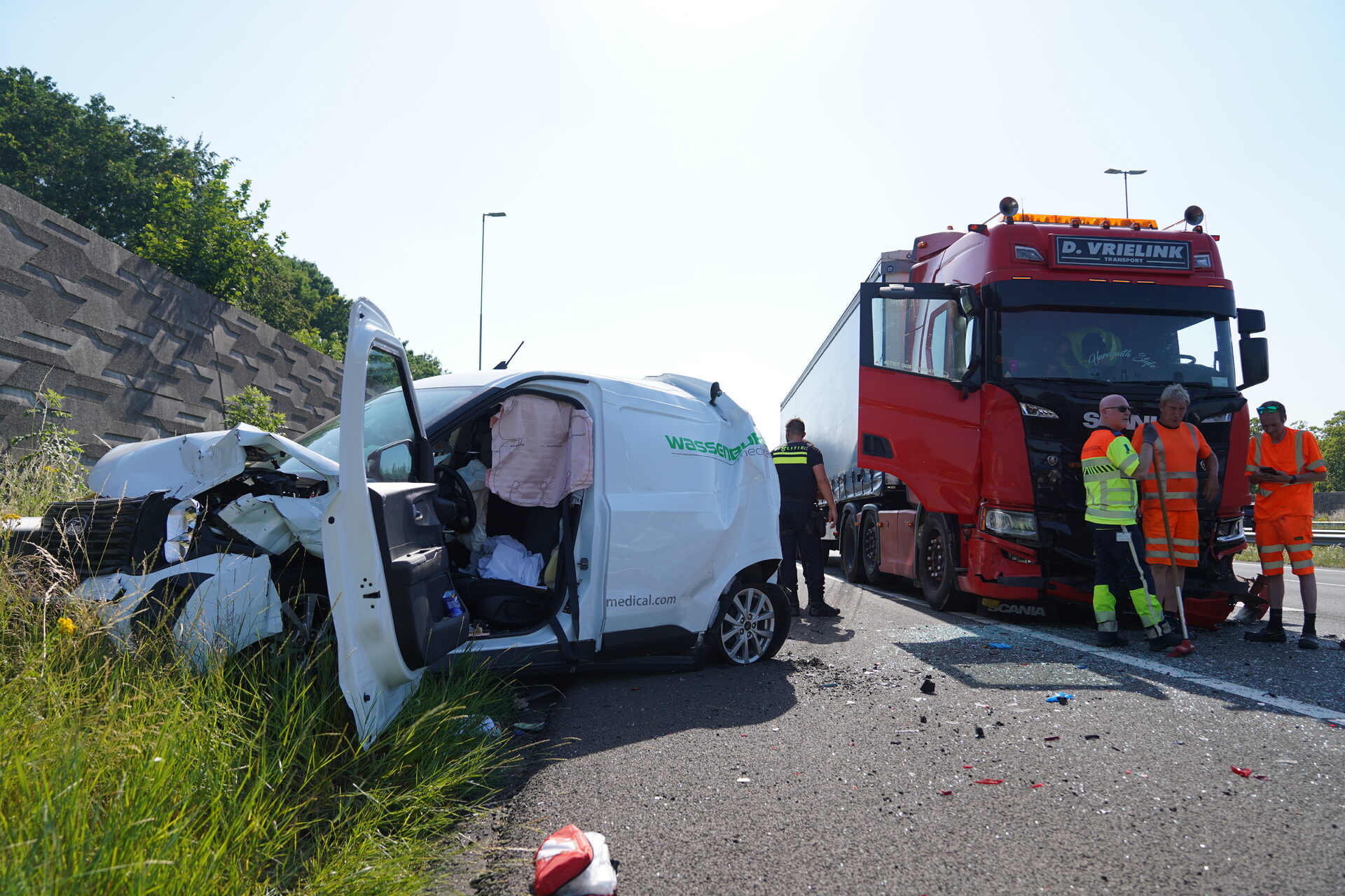 Vrachtwagen rijdt in op file, één zwaargewonde