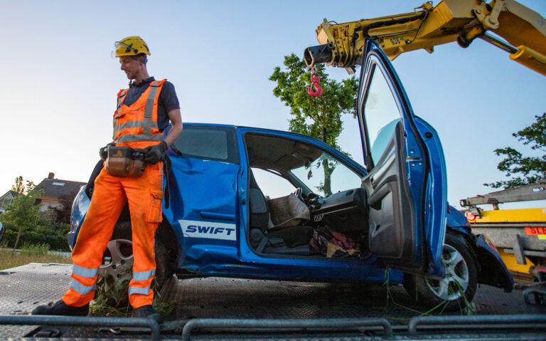 Vrouw gewond nadat auto van de weg raakt