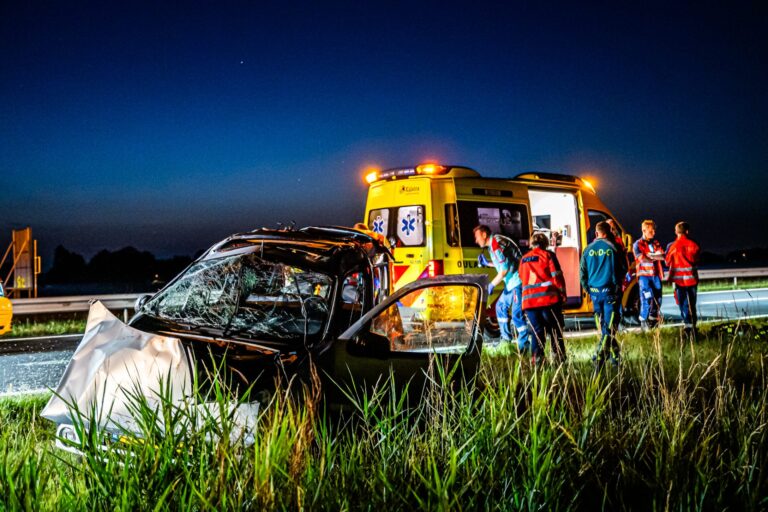 24-jarige bestuurder zwaargewond na crash met bestelbus