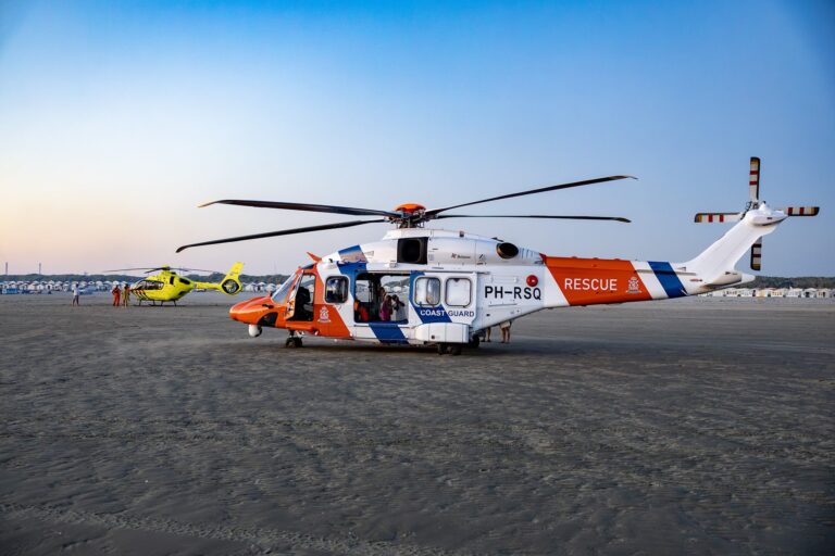 Drenkeling uit water gehaald bij strand, veel hulpdiensten ter plaatse