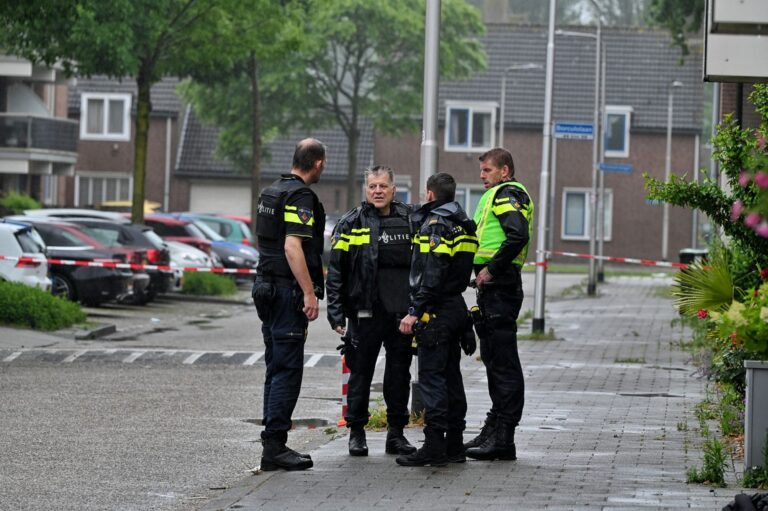 Schietpartij in woonwijk, gewonde man naar ziekenhuis