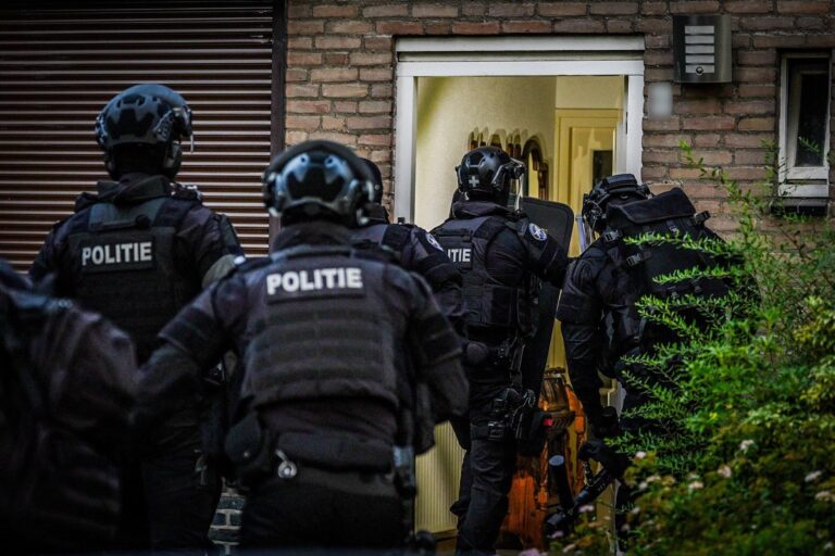 Zwaarbewapend arrestatieteam doet inval in woning