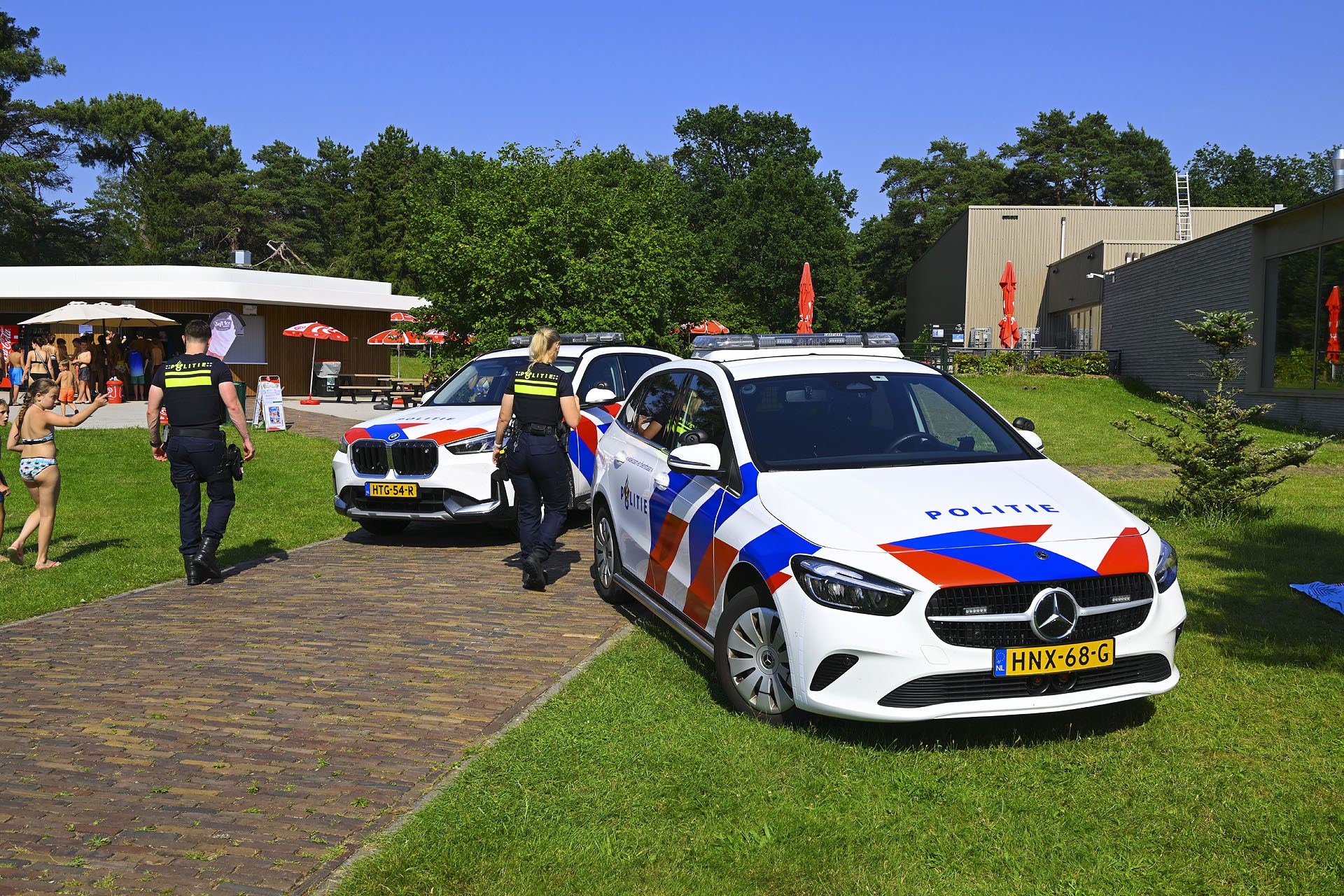 Jongeman overlijdt na reanimatie in zwembad