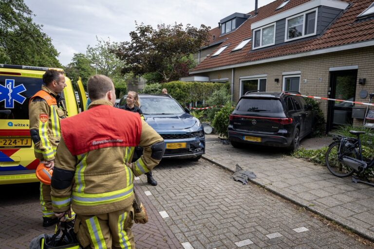 Automobiliste rijdt tegen woning tijdens inparkeren
