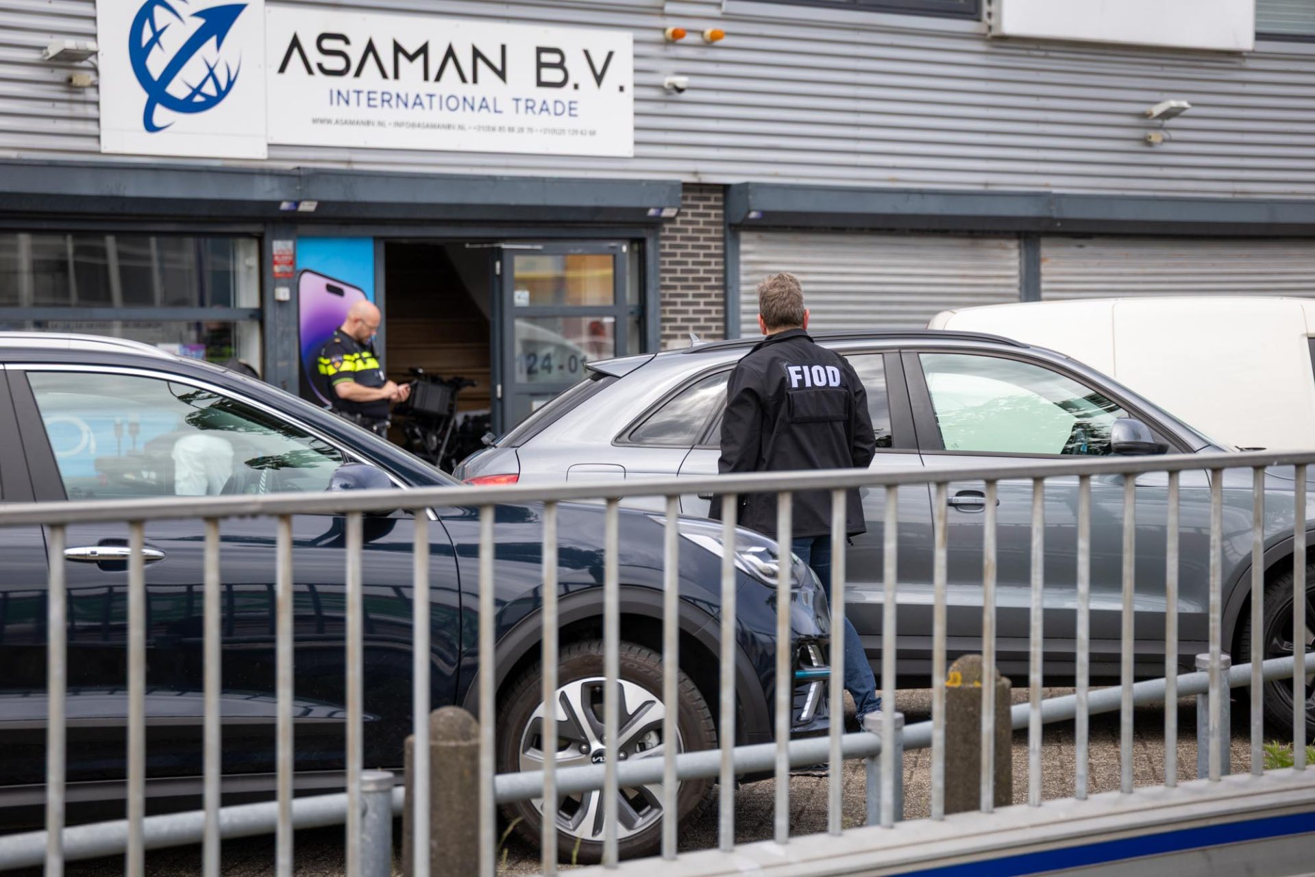 Persoon aangehouden bij inval, FIOD doet onderzoek