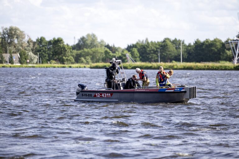 Grootschalige zoekactie naar vermiste zwemmer na vondst kledingstukjes langs waterkant