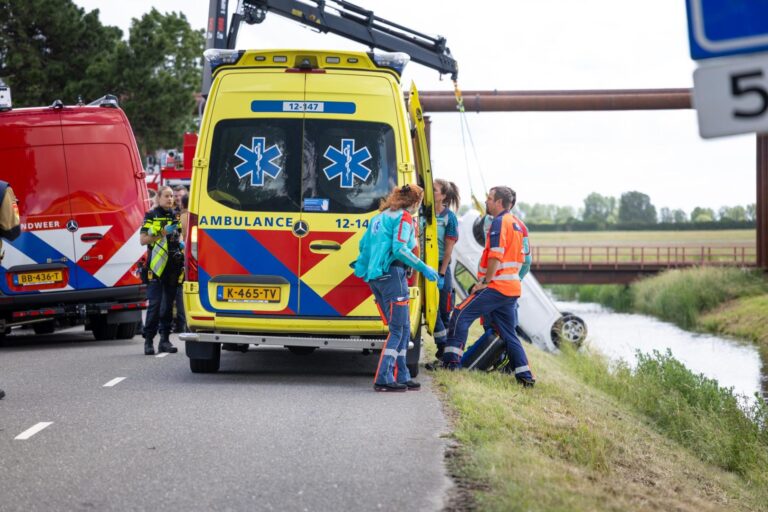 Automobilist gereanimeerd nadat auto te water raakt