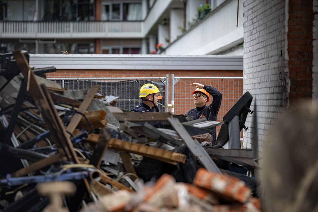 Forensisch onderzoek gestart na grote explosie en brand in Amsterdam