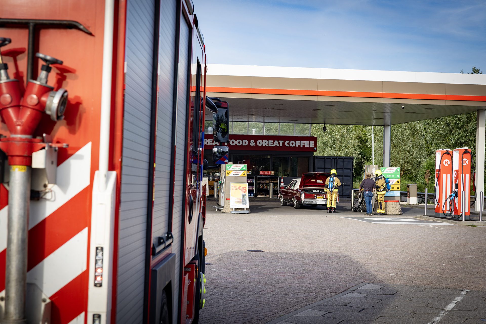 Tankstation langs snelweg in Haarlem tijdelijk afgesloten na lekkende auto