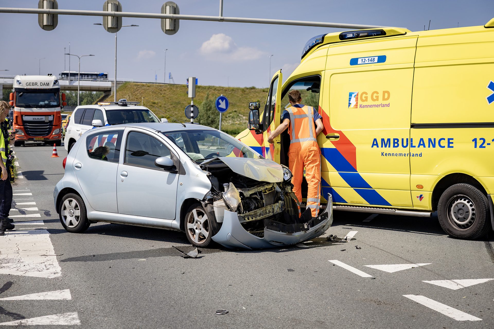 Personenauto botst achterop ambulance tijdens spoedrit
