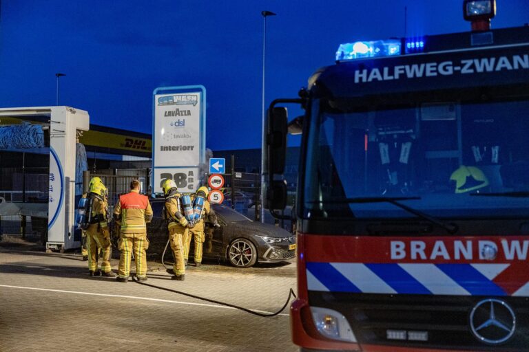 Geparkeerde auto vat vlam en gaat in rook op