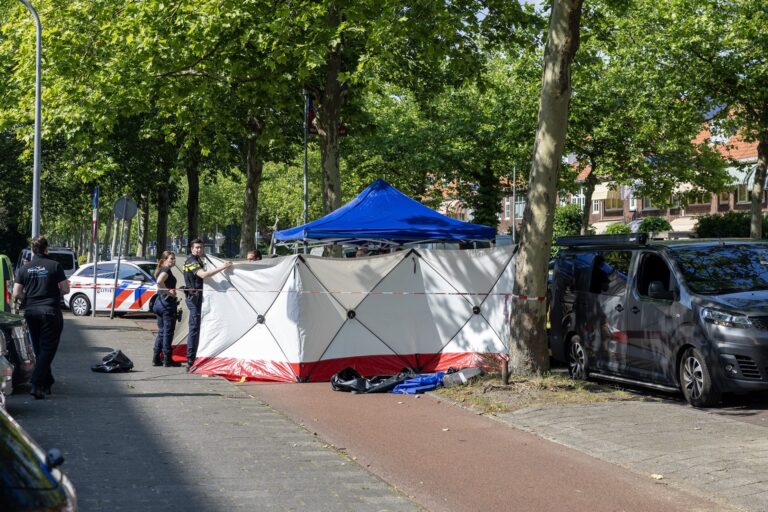 Politie onderzoekt overlijden van persoon in geparkeerde auto