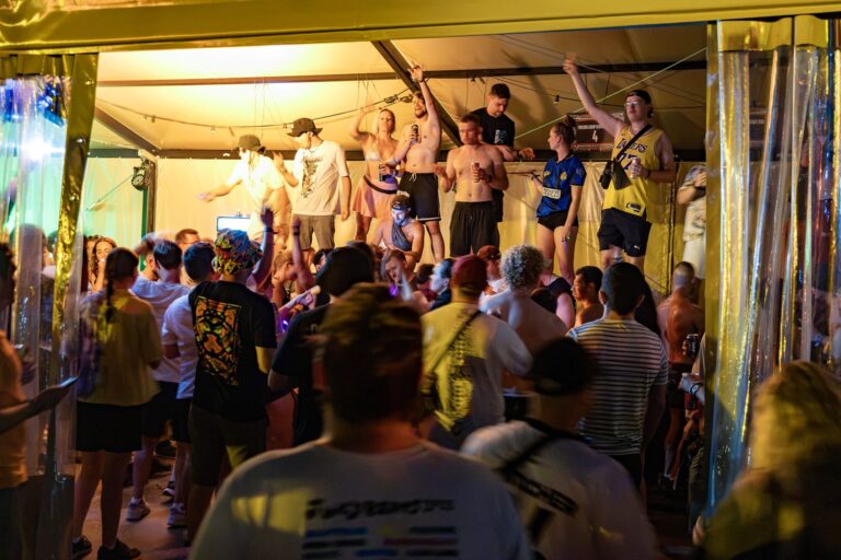 Confrontatie tussen bezoekers en beveiliging na afgelasting Defqon.1