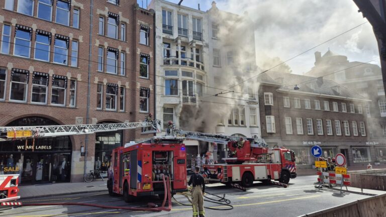 Veel rook bij grote brand in winkelpand