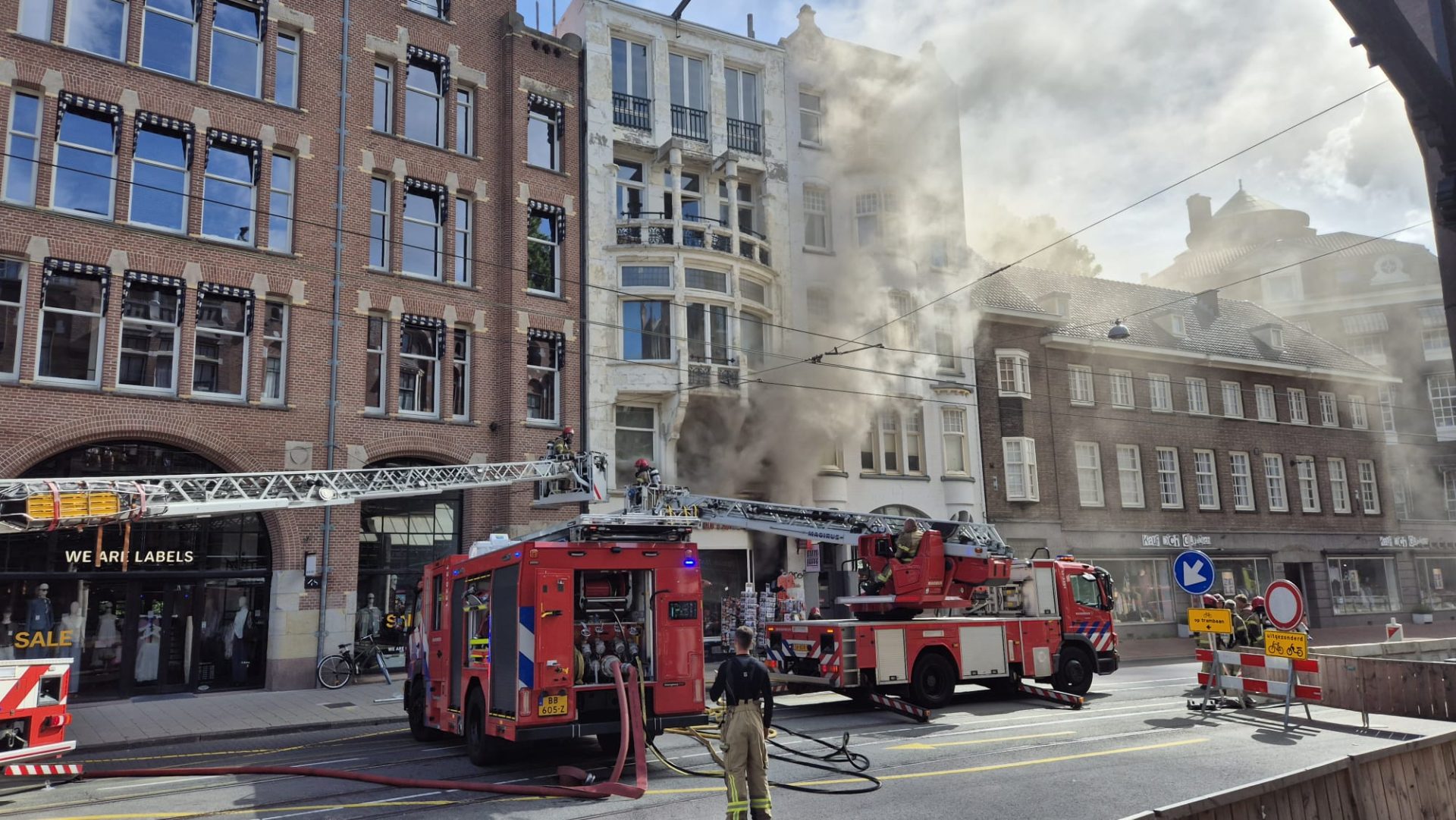 Veel rook bij grote brand in winkelpand