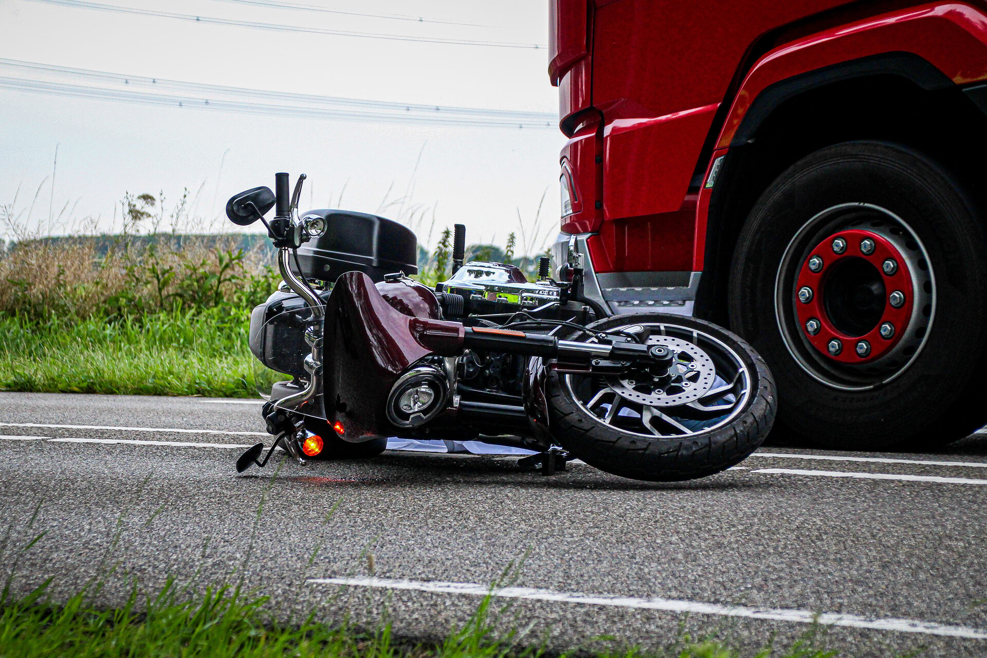 Motorrijder overleden na botsing met vrachtwagen