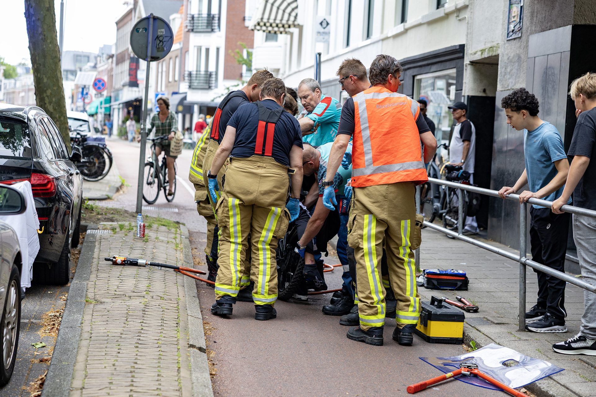 Jongen bekneld met voet tussen wiel van fatbike