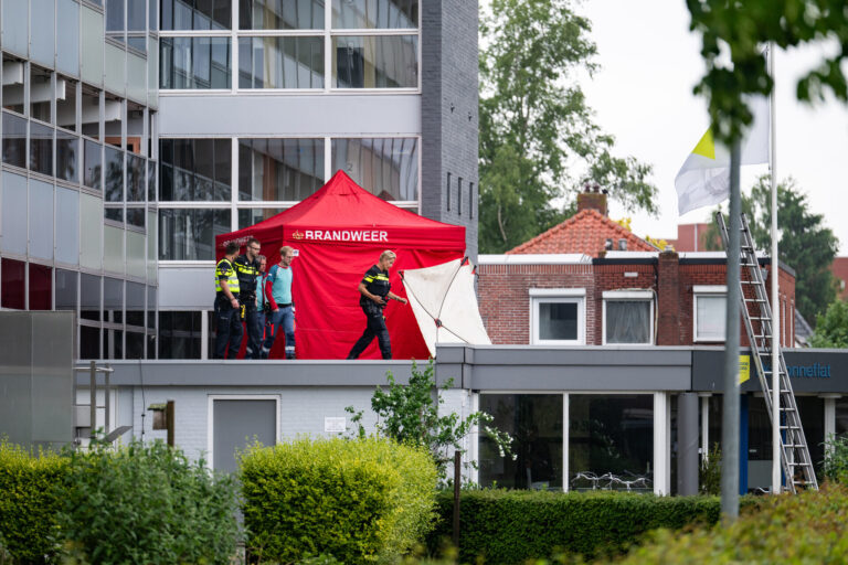 Overleden persoon aangetroffen op dak, politie doet onderzoek