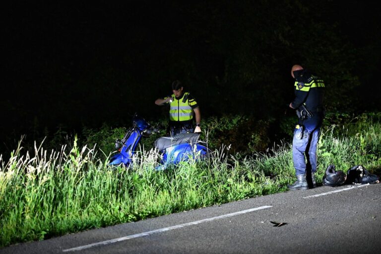 Scooterrijder ernstig gewond na botsing tegen boom