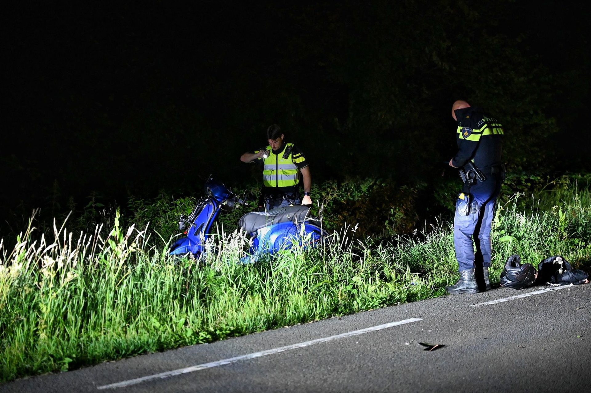 Scooterrijder ernstig gewond na botsing tegen boom