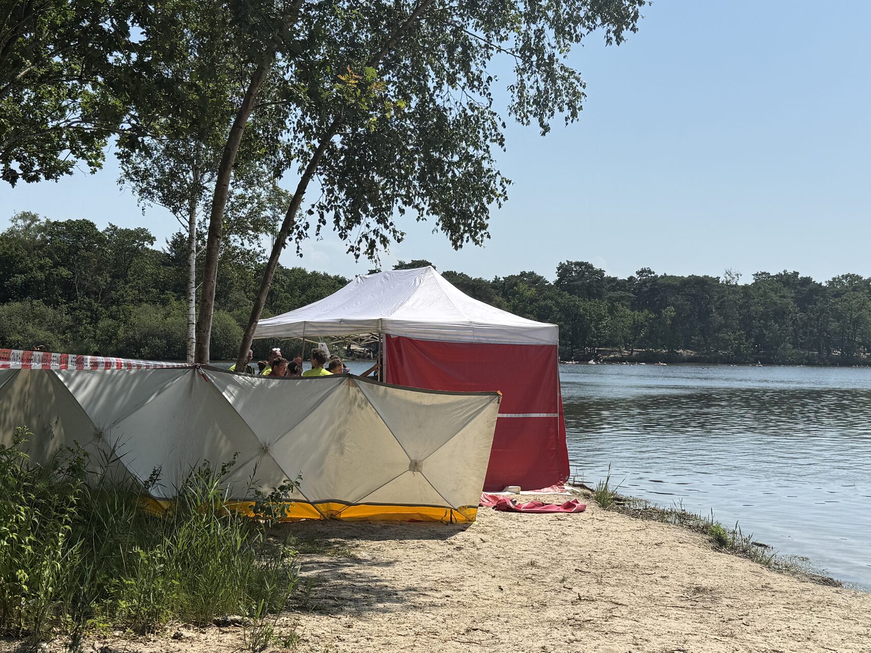 Vermiste zwemmer door omstanders uit water gered