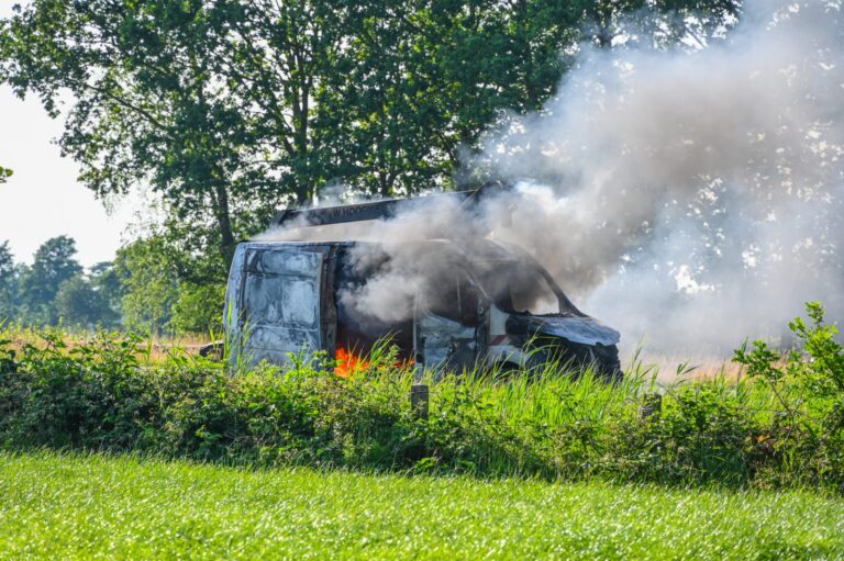 Bestelbus met hoogwerker vliegt in brand op snelweg