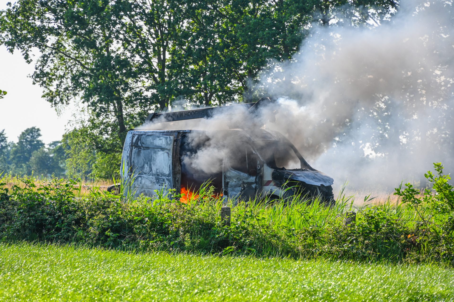 Bestelbus met hoogwerker vliegt in brand op snelweg