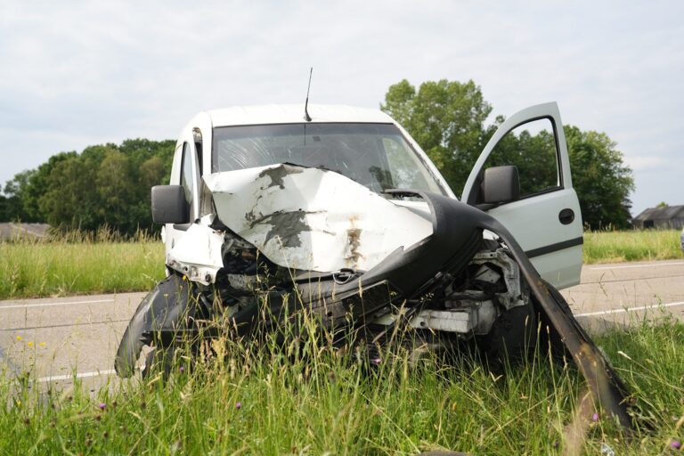 Bestuurder onder invloed gewond na botsing met boom