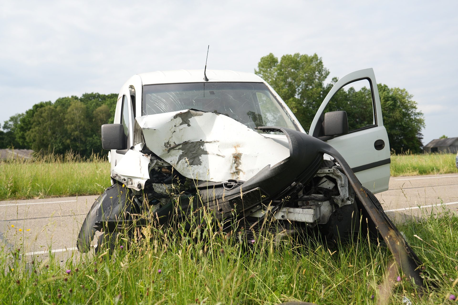 Bestuurder onder invloed gewond na botsing met boom