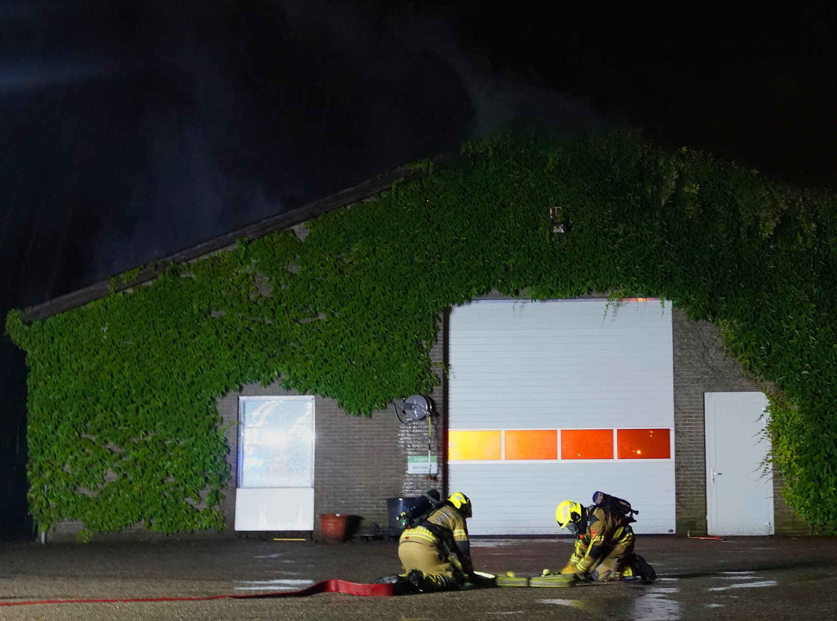 Loods vliegt in brand na blikseminslag