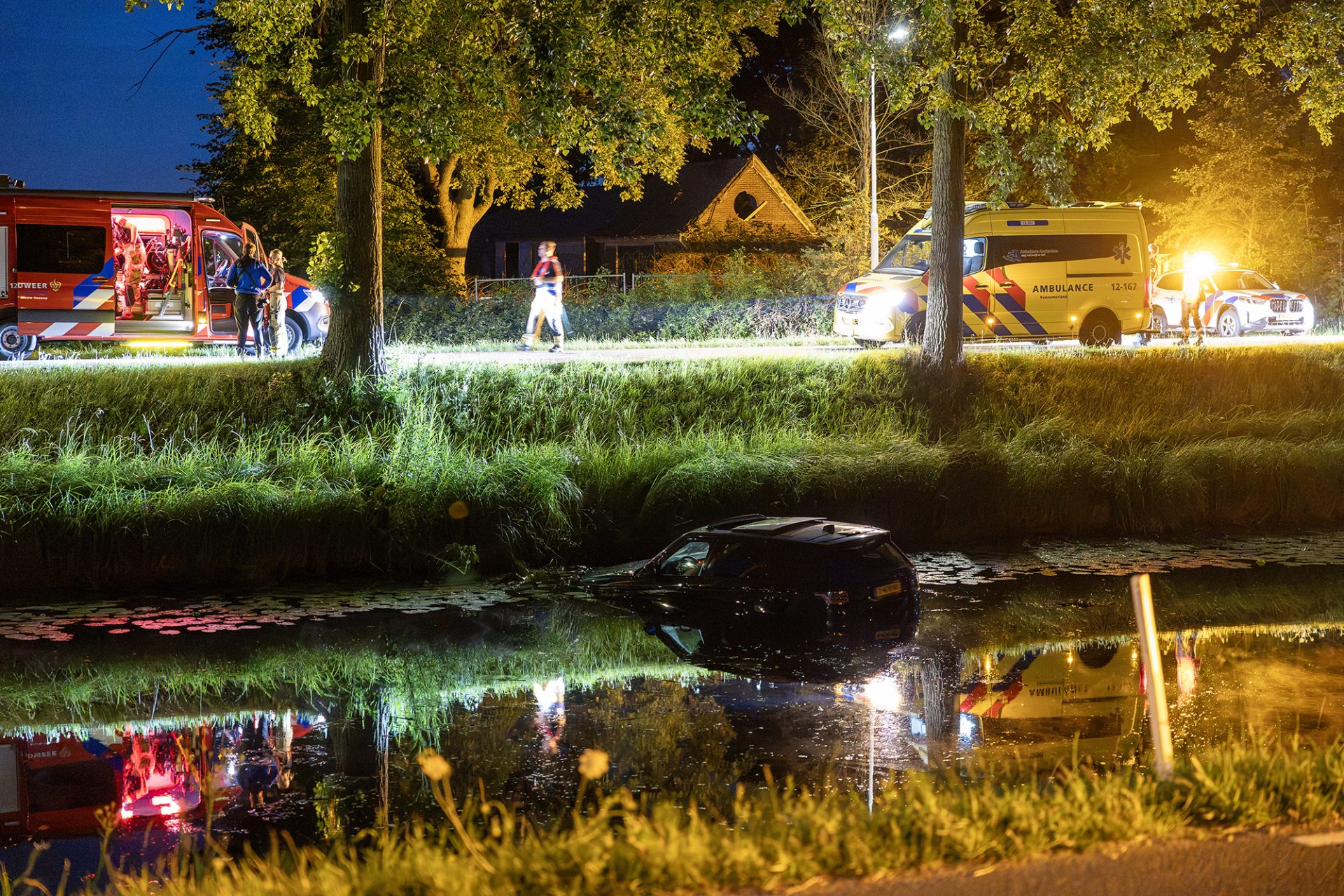 Auto te water in Hoofddorp, hulpdiensten massaal in actie